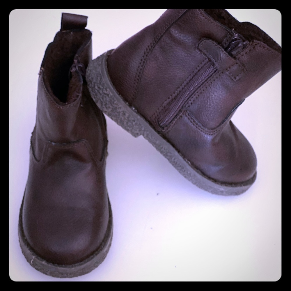LIKE NEW SZ 9 GAP BOOTS